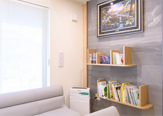 待合室・本棚